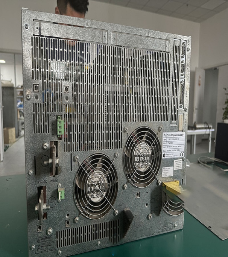 拓普康直流電源TP.C.10KW系列維修-負(fù)載能力差維修方法 故障現(xiàn)象一：電源負(fù)載能力差 電源負(fù)載能力差是一個(gè)常見(jiàn)的故障，一般都是出現(xiàn)在老式或是工作時(shí)間長(zhǎng)的電源中，主要原因是各元器件老化，開(kāi)關(guān)管的工作不穩(wěn)定，沒(méi)有及時(shí)進(jìn)行散熱等。此外還有穩(wěn)壓二極管發(fā)熱漏電，整流二極管損壞等。 維修方法：用萬(wàn)用表著重檢查一下穩(wěn)壓二極管，高壓濾波電容，限流電阻有無(wú)變質(zhì)等再仔細(xì)檢查一下電路板上的所有焊點(diǎn)是否開(kāi)焊，虛接等。把開(kāi)焊的焊點(diǎn)重新焊牢，更換變質(zhì)的元器件，一般故障即可排除。 故障現(xiàn)象：無(wú)直流電壓輸出，但保險(xiǎn)絲完好 這種現(xiàn)象說(shuō)明開(kāi)關(guān)電源未工作，或者工作后進(jìn)入了保護(hù)狀態(tài)。 維修方法：首先應(yīng)判斷一下開(kāi)關(guān)電源的主控芯片UC3842是否處在工作狀態(tài)或已經(jīng)損壞。判斷方法是這樣的：加電測(cè)UC3842的第7腳對(duì)地電壓，若測(cè)第8腳有+5V電壓，1，2，4，6腳也有不同的電壓，則說(shuō)明電路已起振，UC3842基本正常;若7腳電壓低，其余管腳無(wú)電壓或不波動(dòng)，則UC3842已損壞。UC3842芯片損壞最常見(jiàn)的是6，7腳對(duì)地?fù)舸?，7腳對(duì)地?fù)舸┖?，7腳對(duì)地?fù)舸Ｈ绻@幾只腳都為擊穿，而開(kāi)關(guān)電源還是不能正常啟動(dòng)，則UC3842必壞，應(yīng)直接更換。若判斷芯片未壞，則就著重檢查開(kāi)關(guān)功率管的柵極(G極)的`限流電阻是否開(kāi)焊，虛接，變值，變質(zhì)以及開(kāi)關(guān)功率管本身是否性能不良。除此之外，電源輸出線也有可能斷線或接觸不良也會(huì)造成這種故障。因此在維修時(shí)也應(yīng)注意檢查一下。