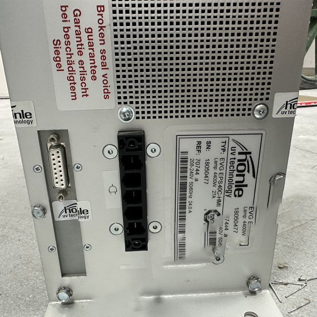 德國Honle UV設備電源維修故障：UV電子電源調(diào)光動態(tài)響應速度快，從待機到全功率輸出時間只要 8毫秒，無任何系 統(tǒng)震蕩;可以與PLC連接進入人工界面操作，可作出10%的長時間待機，徹底避免系統(tǒng)穩(wěn)定 時間長，安全性能低等弊端，同時徹底改變了依靠電容來調(diào)節(jié)燈光的強弱控制方式，且電容的耐壓強度遠遠不夠。PLC安裝接線簡單，操作方便，無須密封安裝在箱體內(nèi)，可安裝在通風良好的地方，大幅度節(jié)省安裝、運輸成本。 德國Honle UV設備電源維修方法： 1、高頻方波技術( 18KHZ方波輸出），比傳統(tǒng)UV變壓器增加20%以上的UV能量輸出，能夠以閃光燈模式工作，降低能耗; 2、軟開關啟動系統(tǒng)，大幅度減低啟動時間(約45秒)，延長燈管使用壽命; 3、單片機動態(tài)控制技術，使電源轉換效率達到更高，自動找到燈管的工作電壓和電流，自動進行調(diào)整燈管的工作參數(shù); 4、高速IGBT以及軟開關技術，響應速度快，從待機到全功率輸出時間只要 8MS; 5、功率調(diào)幅技術，輸出功率10%~100%無級可調(diào)，長期待機功率僅要10% 6、相位平衡技術，功率因素96%，，無沖擊電流;